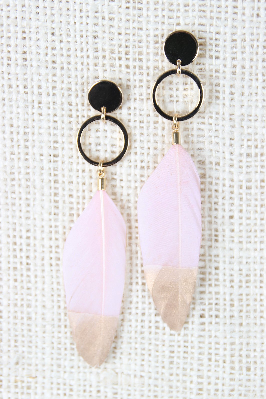 Linked Circle Metallic Feather Earring - NoveltyOne