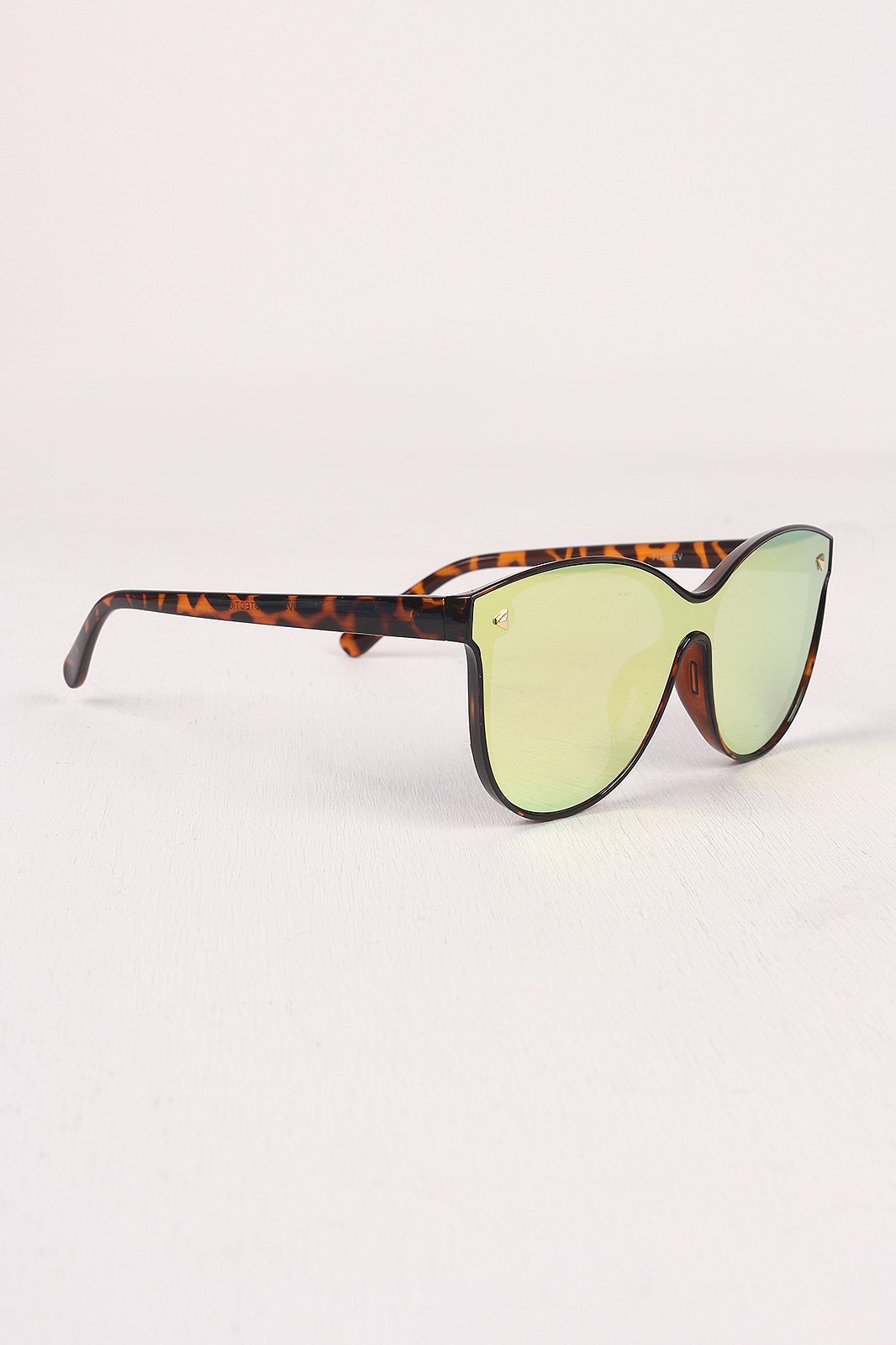 Alluring Mirrored Lenses Sunglasses