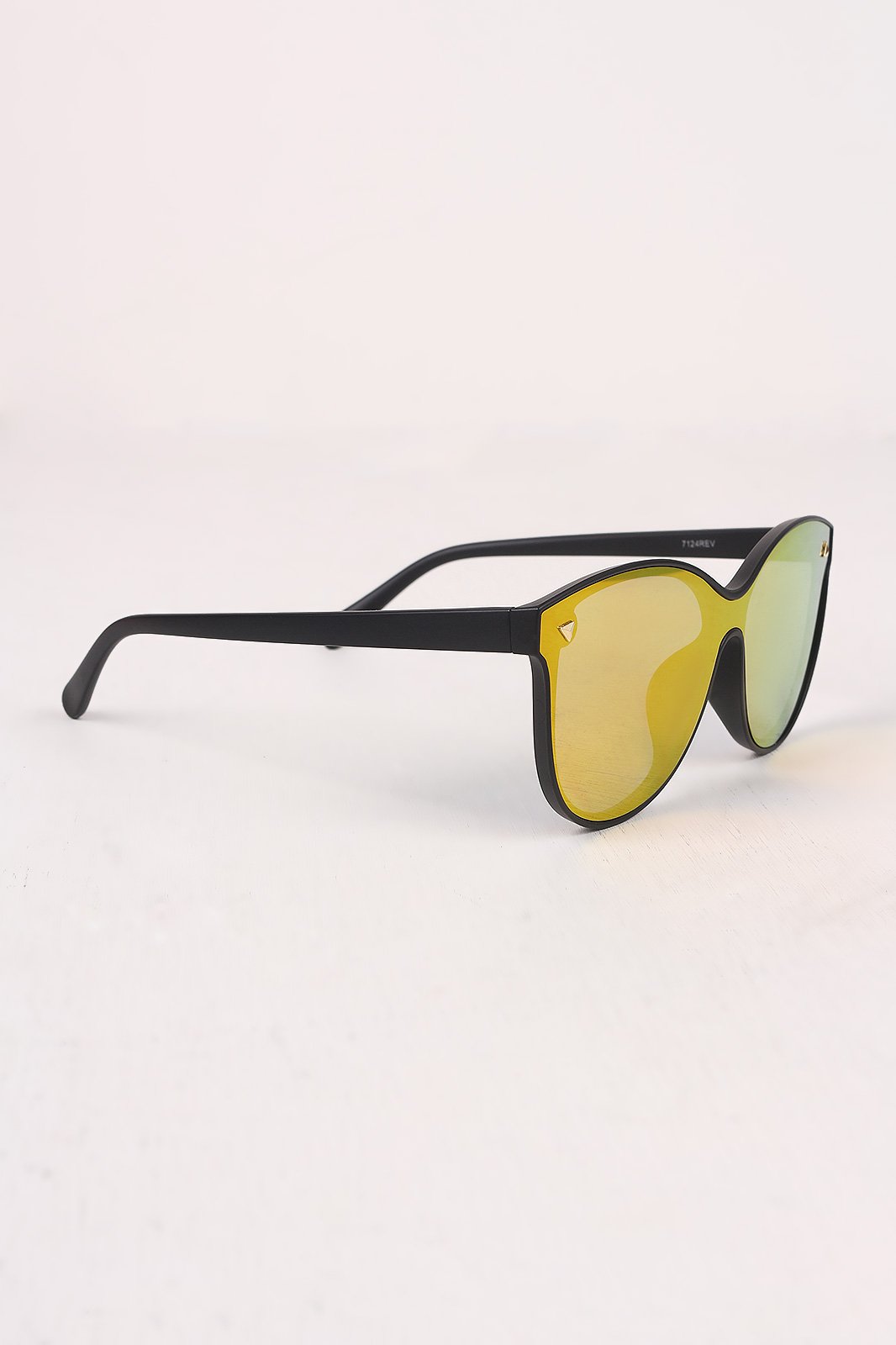 Alluring Mirrored Lenses Sunglasses