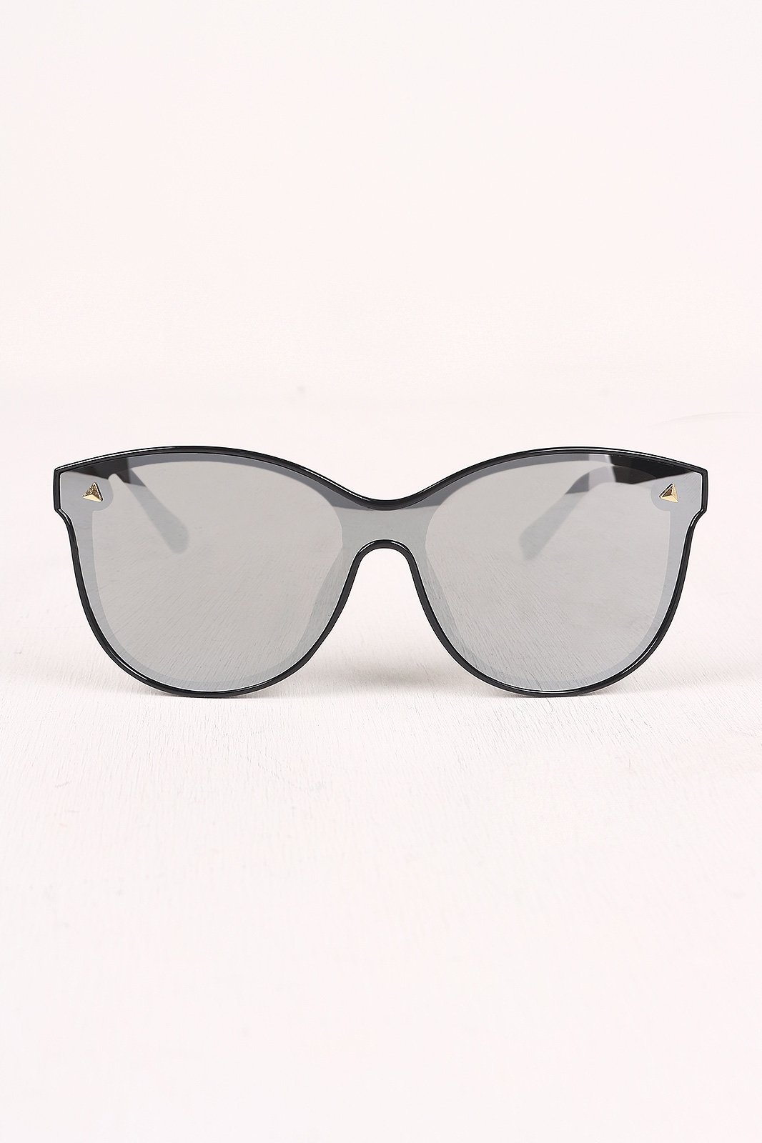 Alluring Mirrored Lenses Sunglasses